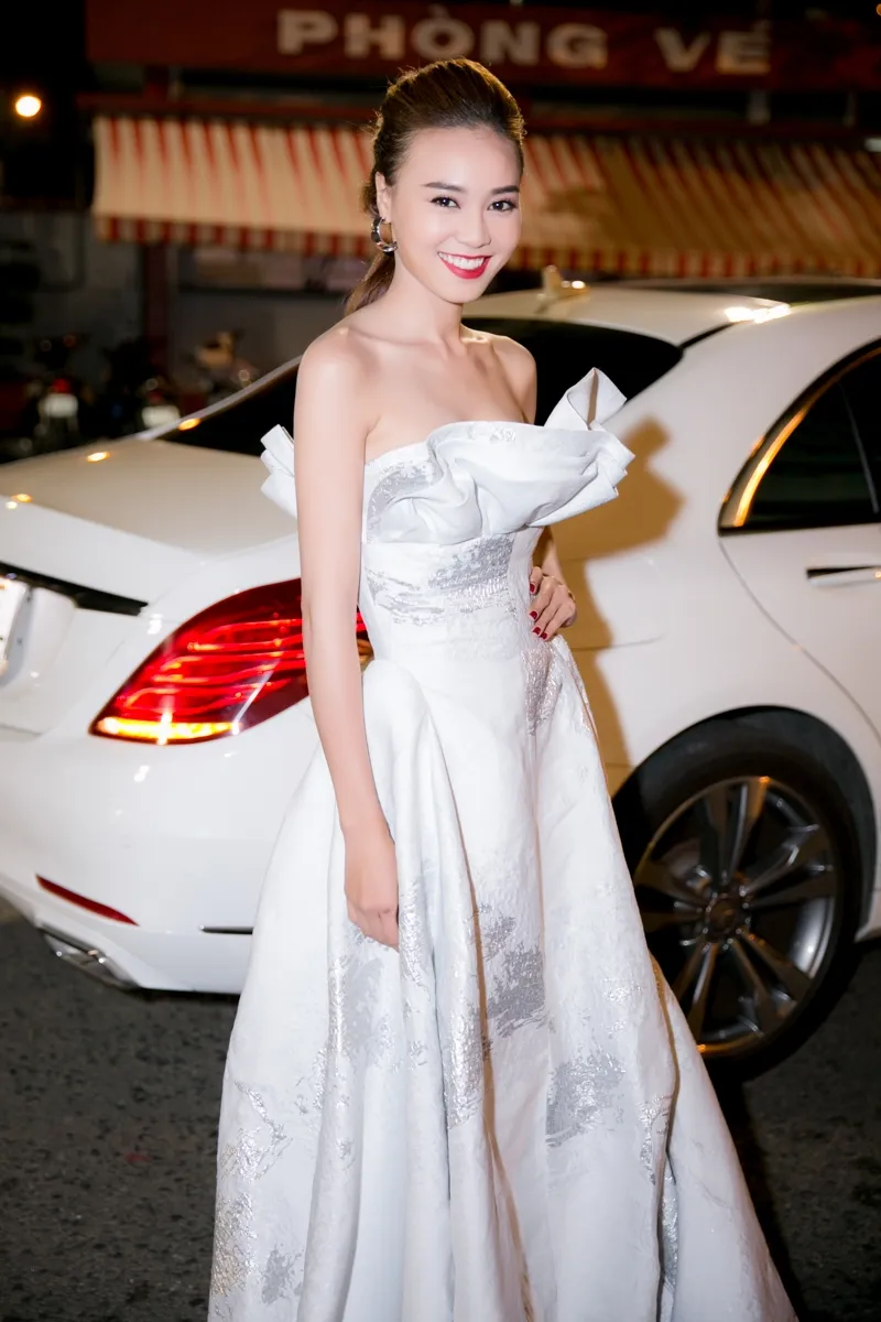 Ninh Dương Lan Ngọc lộng lẫy trên thảm đỏ chung khảo Hoa hậu Việt Nam